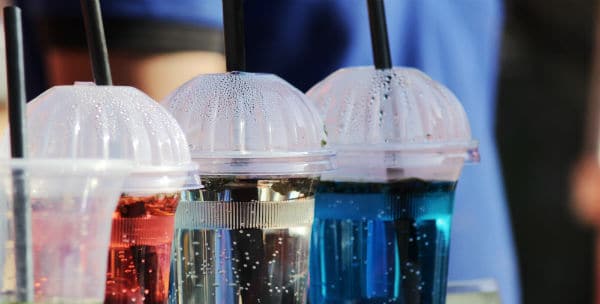 É possível reduzir embalagens plásticas em bares e restaurantes